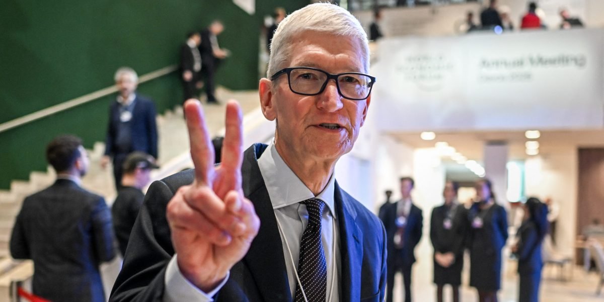 Apple Workers Are Livid That Tim Cook Saw “Melania” Movie Hours After CBP Killed Pretti