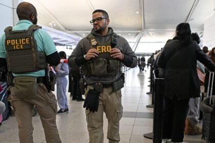 How to Keep ICE Agents Out of Your Phone at the Airport