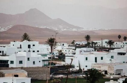 Three-year-old drowns in Lanzarote swimming pool.