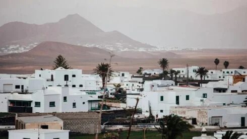 Three-year-old drowns in Lanzarote swimming pool.